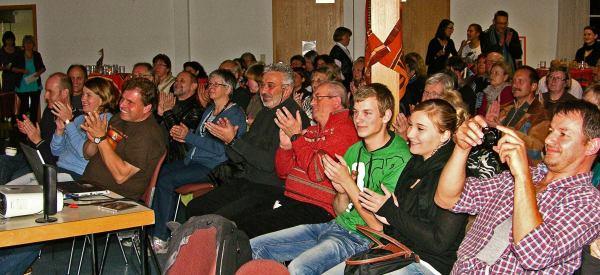 Bericht_2011_Keniaabend_Zuhoerer